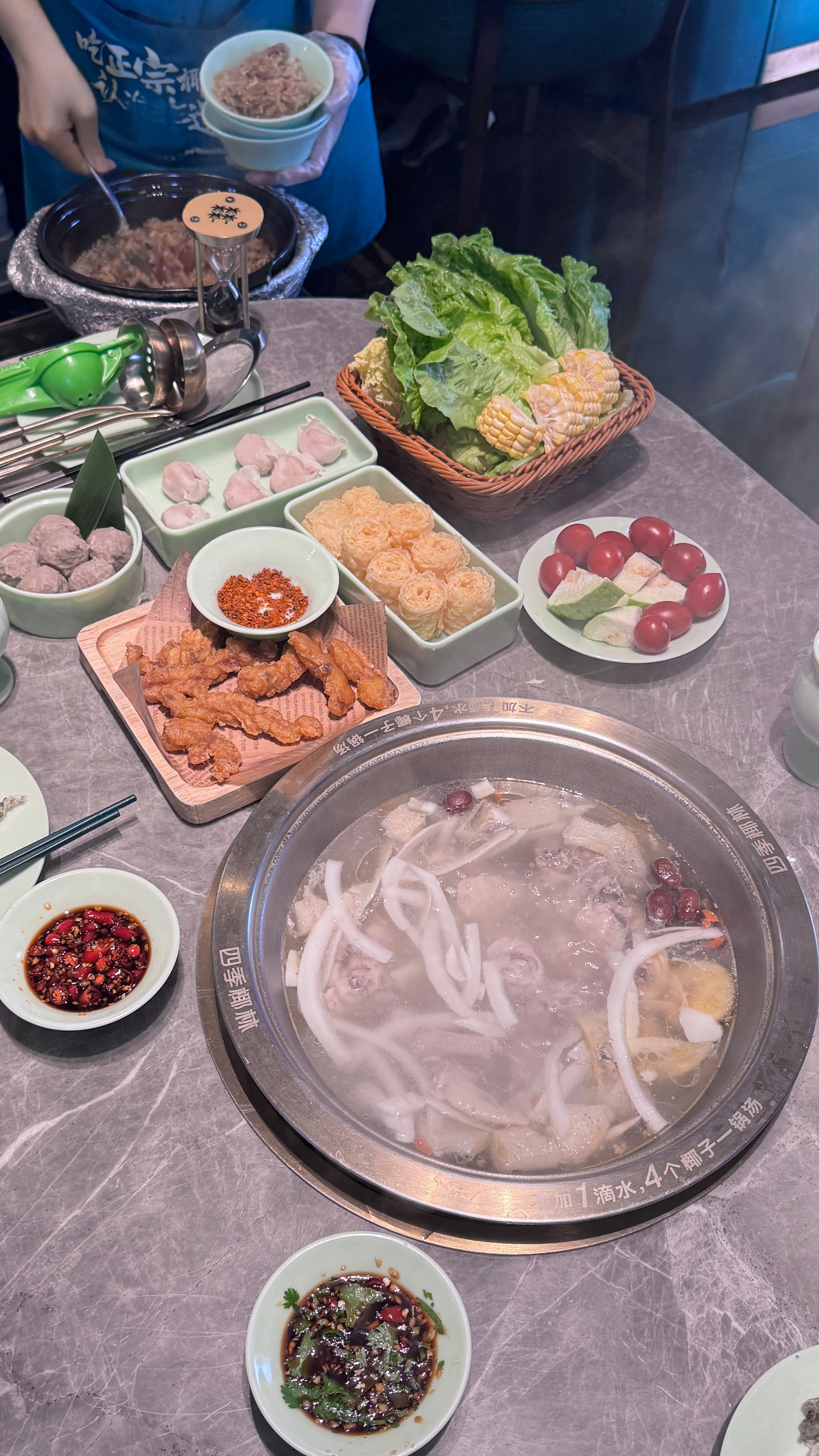 今天的小日常：①今天又喝上茶颜了但味道真的好淡，雪糕好甜②看了巨人展近看还挺吓人