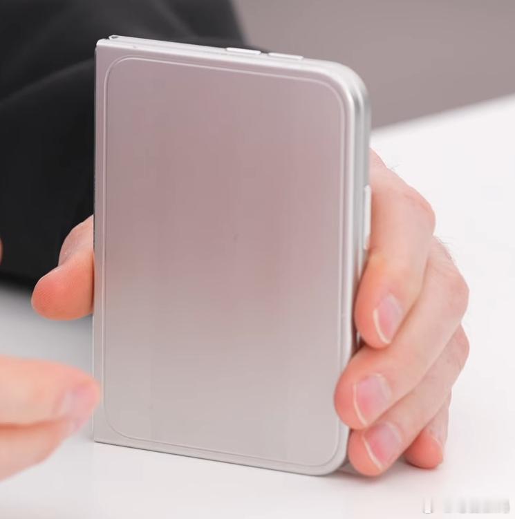 iPhone折叠屏上手作为苹果首款折叠屏手机，很好奇会定价多少