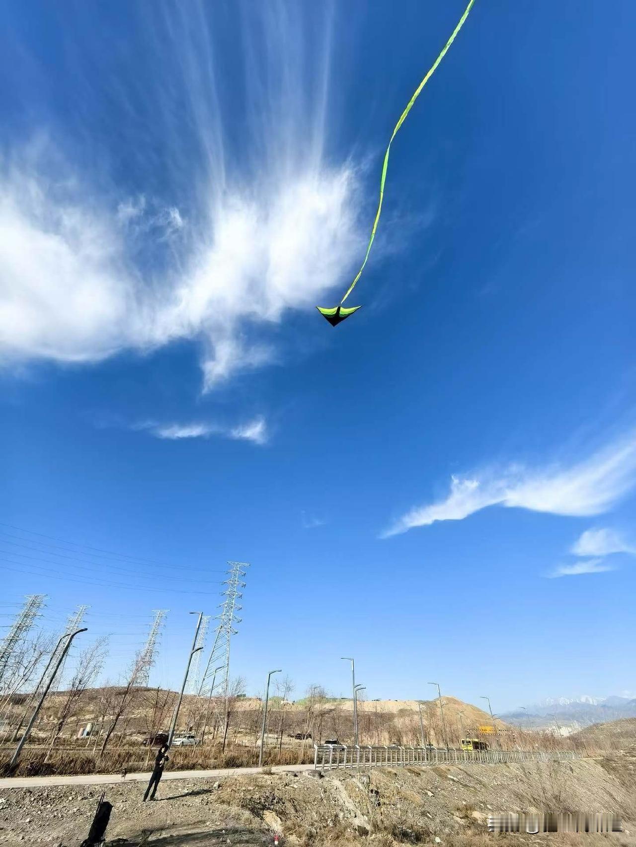 今天（4月10日）西北风6级、气温骤降，阴沉沉的，正是春雨前的模样。
乌鲁木齐这