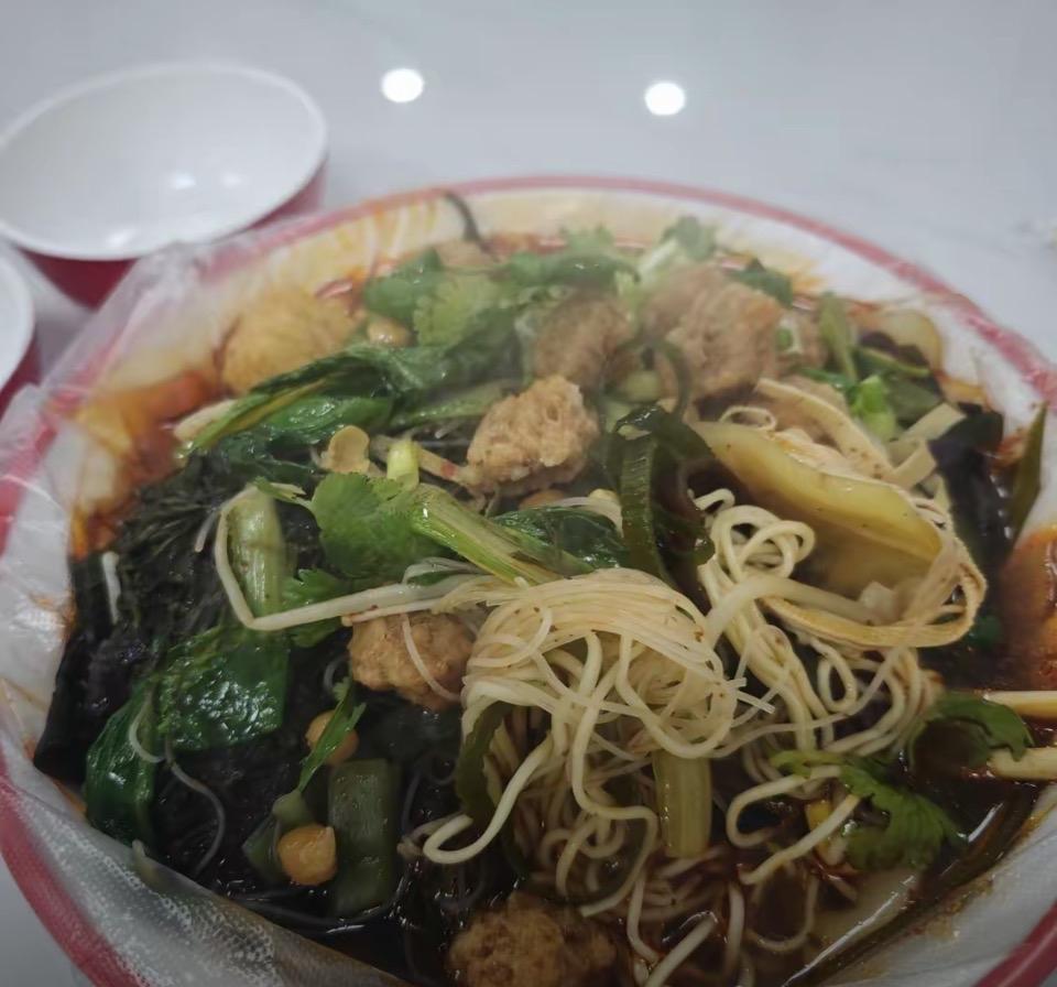 一碗热气腾腾的牛肉面，配上鲜嫩的青菜和筋道的面条，满足你的味蕾！🍜😋