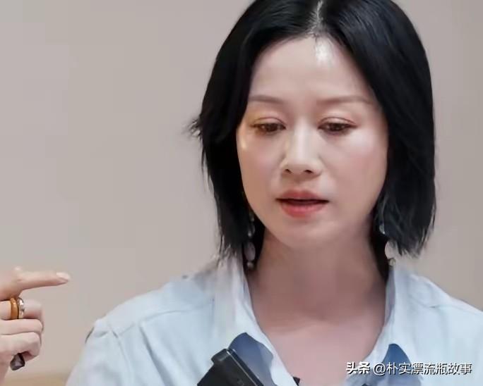 2025年，47岁的倪虹洁穿着碎花裙，在机场站着奔向男友，整个人都透着被爱情宠着