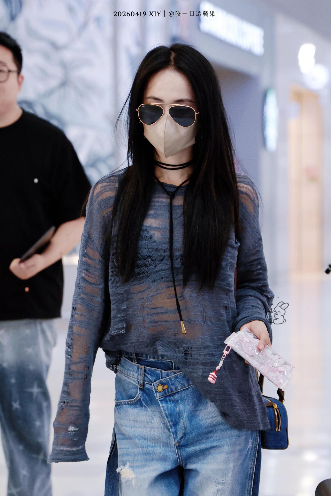 蔡依林私服超适合小个子，显高洋气！
灰蓝色破洞针织衫搭配高腰阔腿牛仔裤，巧妙拉高