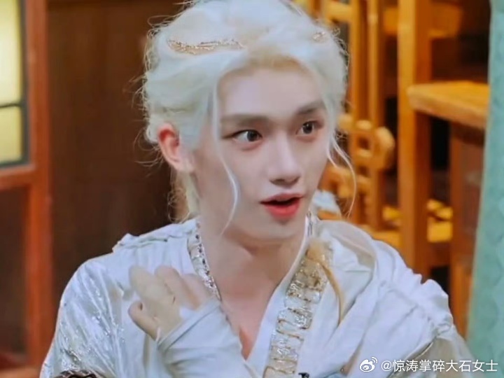 丁程鑫下期开推是异域王子丁程鑫异域小王子 下期预告里丁程鑫白毛异域造型亮相了，矜