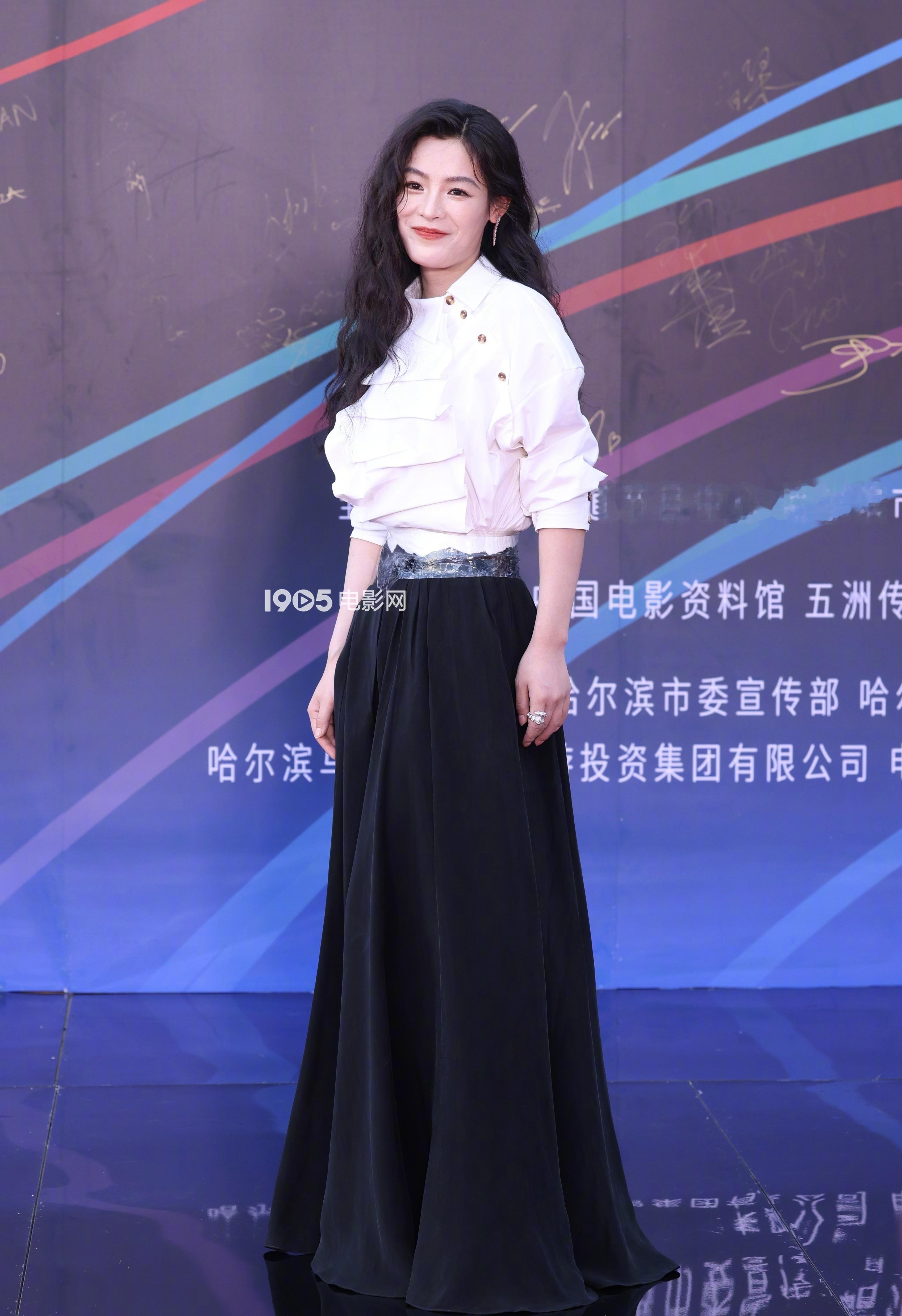 陈丽君 亮相第七届成龙国际动作电影周闭幕式，以黑白利落造型登场，身穿A.W.A.