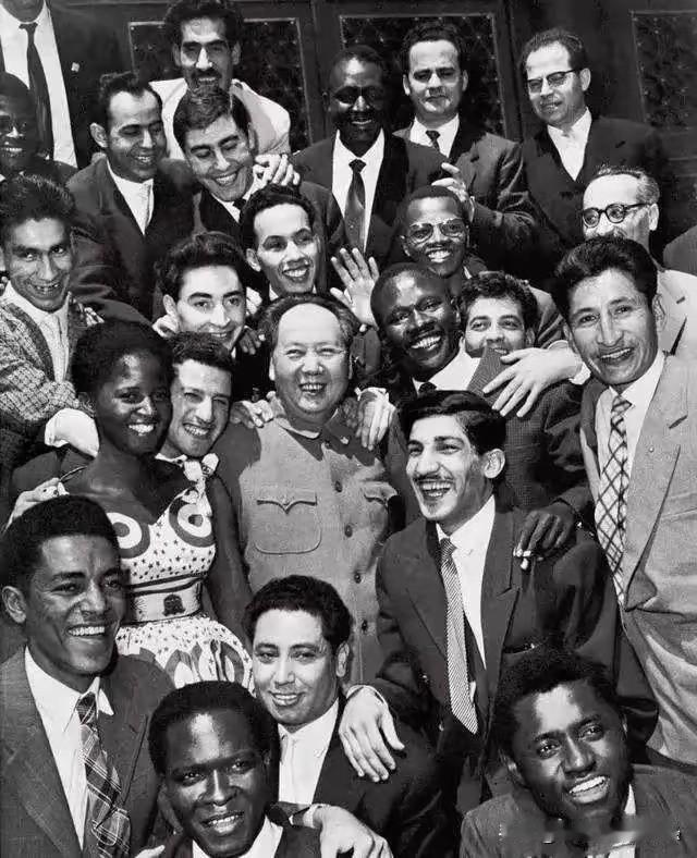 “我们的朋友遍天下”
----1959年5月15日，毛泽东主席在紫光阁接见来自亚