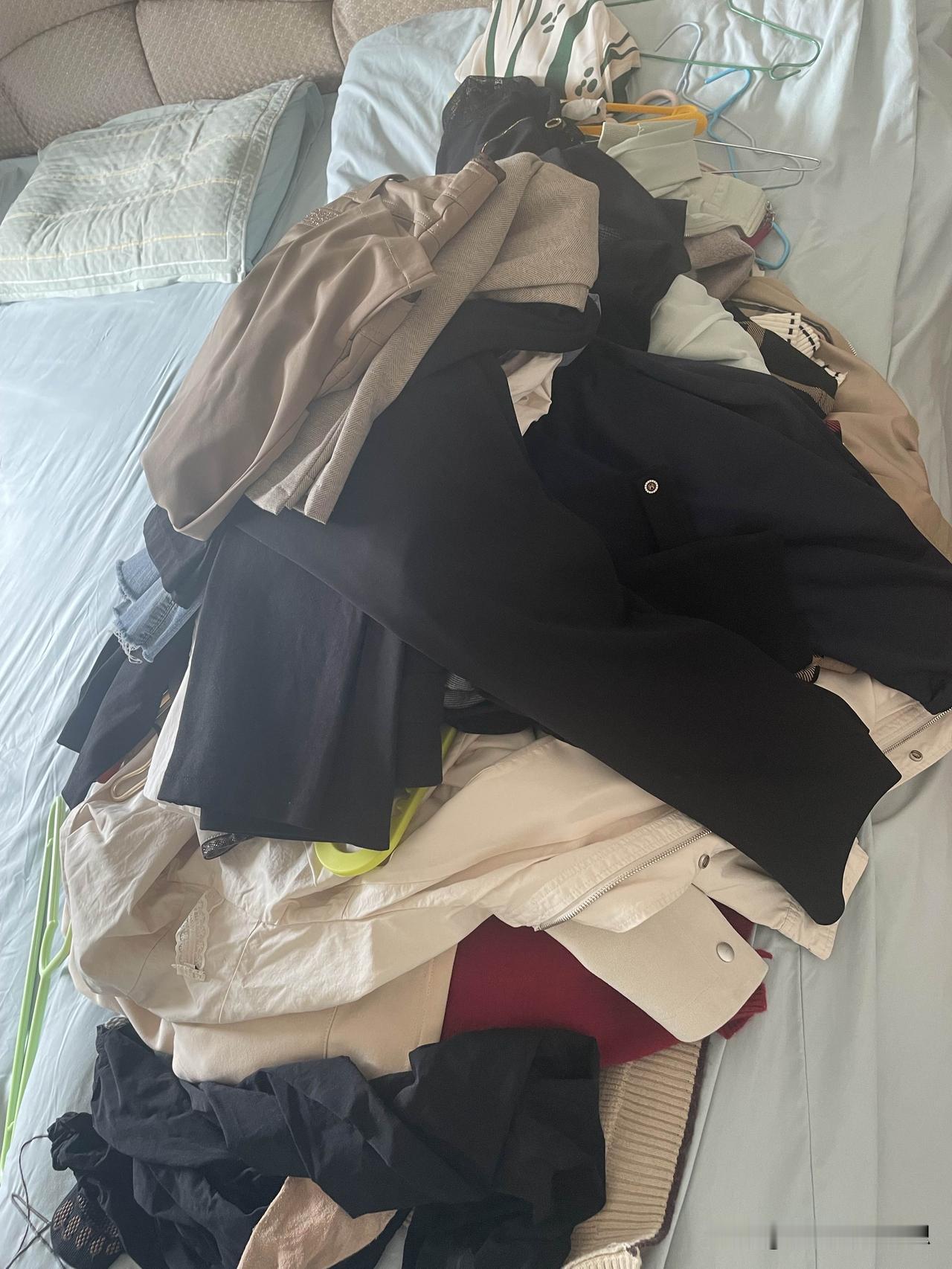 真的是无从下手，衣服太多了！衣柜都塞不下了。

想整理一下衣柜，都不知道从哪里下
