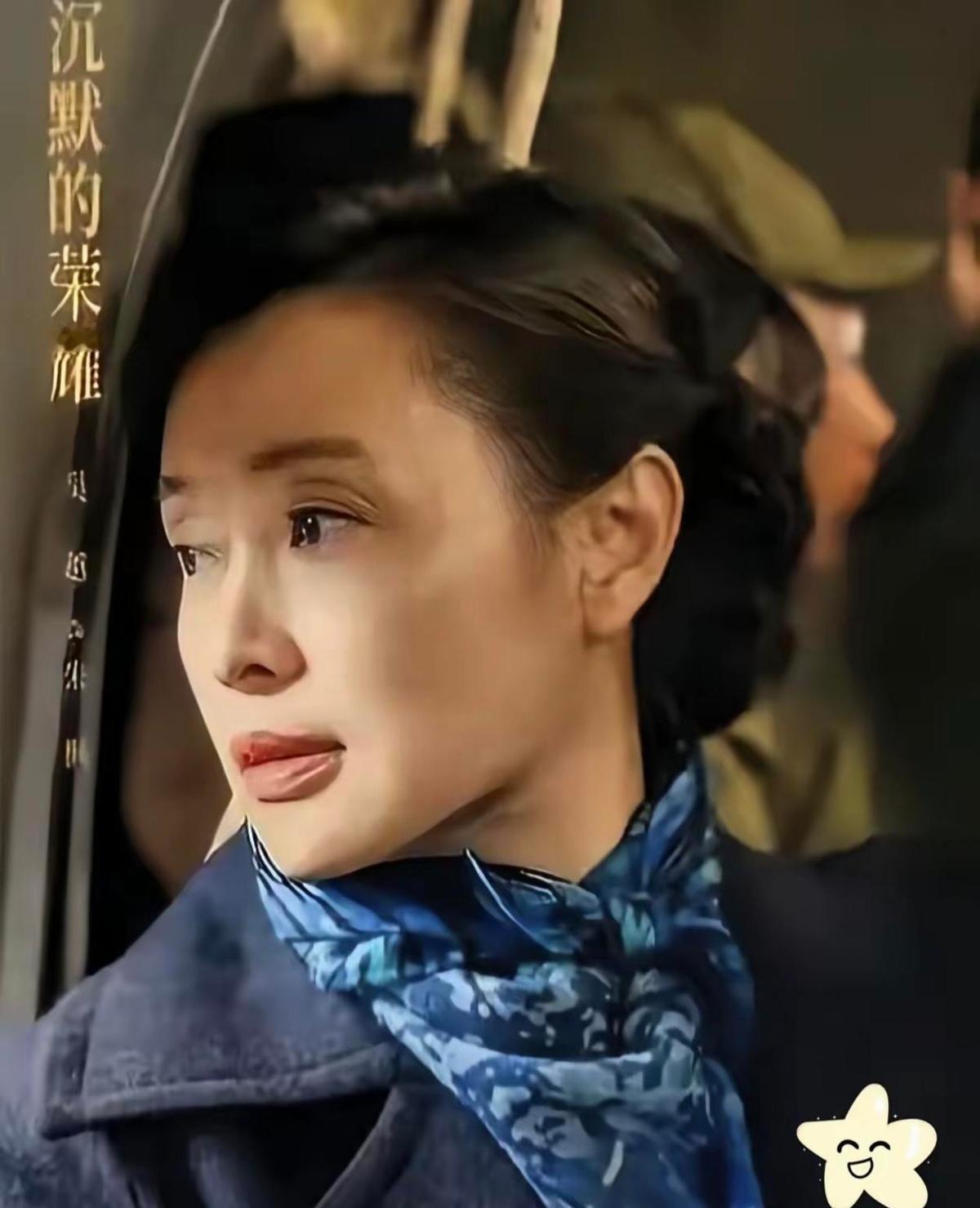 他蹲在工地墙角啃馒头，手机里女儿发来视频：“爸爸，你什么时候回来？
”
他没回，