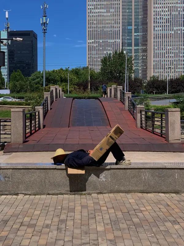境外组织资助“躺平网红”这事，细思极恐。国家安全机关警示，境外势力花钱让中国年轻