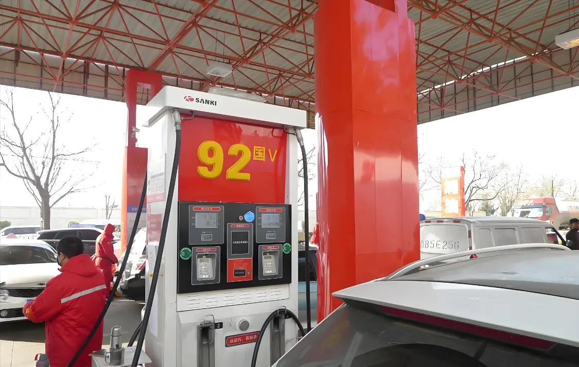 12月8日24时油价下调落地 车主加满一箱油省3.5元
 
12月8日24时，国