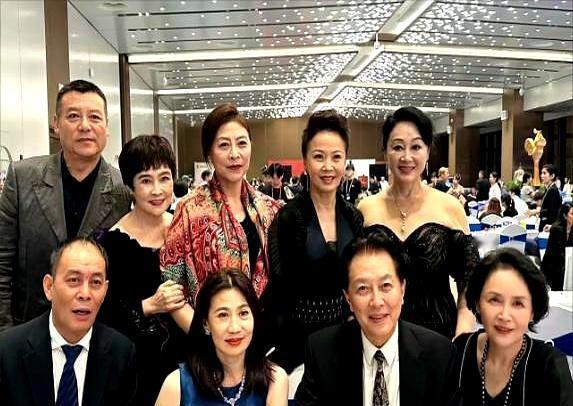 你知道吗？
演吕布的张光北，戏外专宠老婆35年零绯闻。
他在节目里一摆手，工资卡