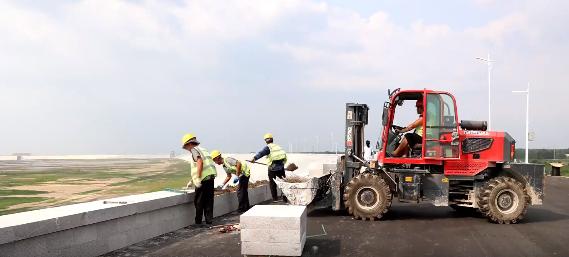 夏日生活打卡季青岛胶州官路水库围坝、泵站等主体工程已全面建成，这座总库容2.11