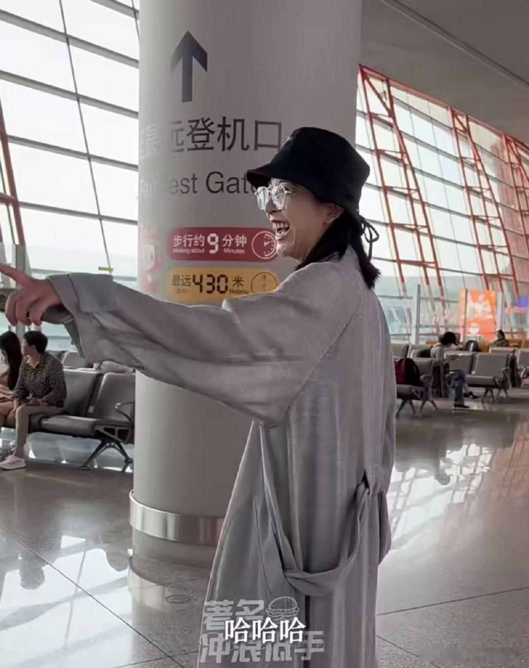 蒋欣黄小蕾机场偶遇蒋欣黄小蕾机场偶遇！黄小蕾蒋欣机场偶遇
