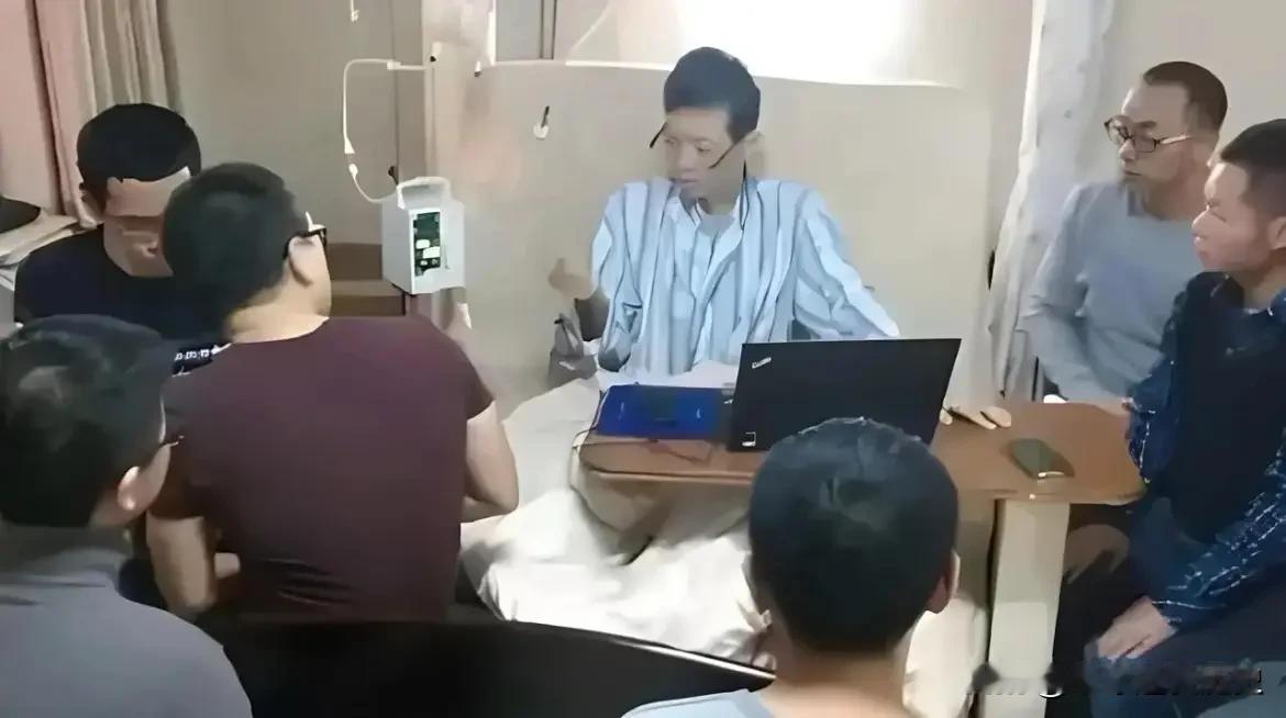 病榻之畔，输液管旁，艾跃进身着病号服，执着地完成最后一课。
纵然身体已被病痛侵蚀