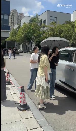 智己无方向盘测试车曝光 网络流出上海道路实拍谍照，智己一台工程测试车彻底取消方向