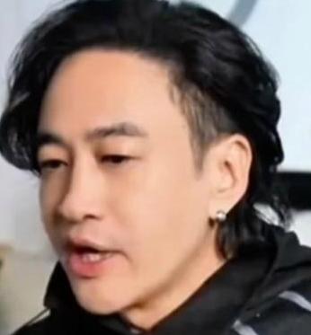 何润东翻红后回应了上综艺相关问题，明确表示自己不适合也不想上综艺。
他称自己性格