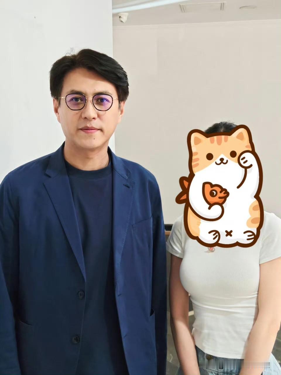 嘿，朋友们！ 😎 最近是不是又被靳东的“白发照”刷屏了？有人说他“断崖式衰老”