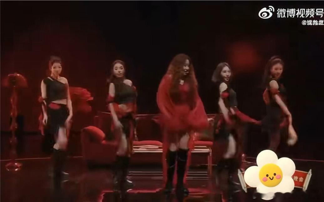 锤娜丽莎这段完播率100% 谁还没被锤娜丽莎的新舞台惊到？开口即稳如CD，舞蹈动