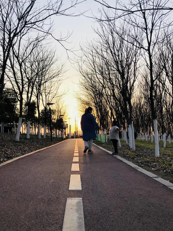 看到“年年顺顺利利”求下联，我脑海里立马蹦出“事事平平安安”和“岁岁平平安安”。