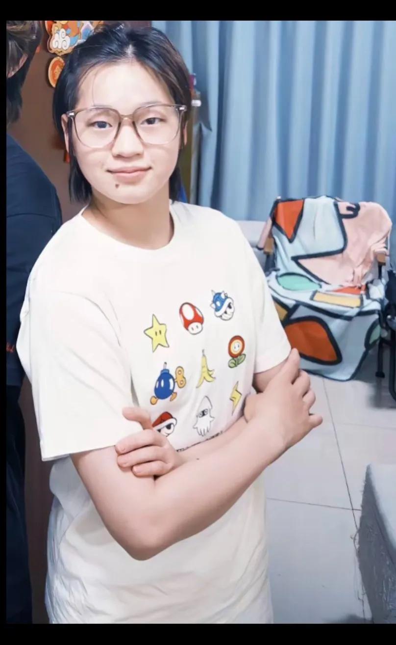 这孩子长的给人感觉就善良亲切。给人感觉特别舒服[赞]
慈眉善目，嘴角向上翘，很耐