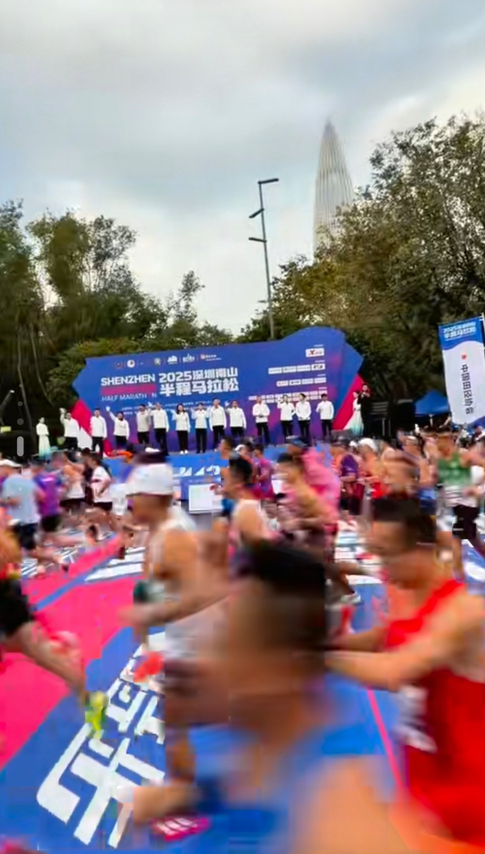 深圳南山半程马拉松12月14日，2025深圳南山半程马拉松鸣枪开跑，2万名跑者从