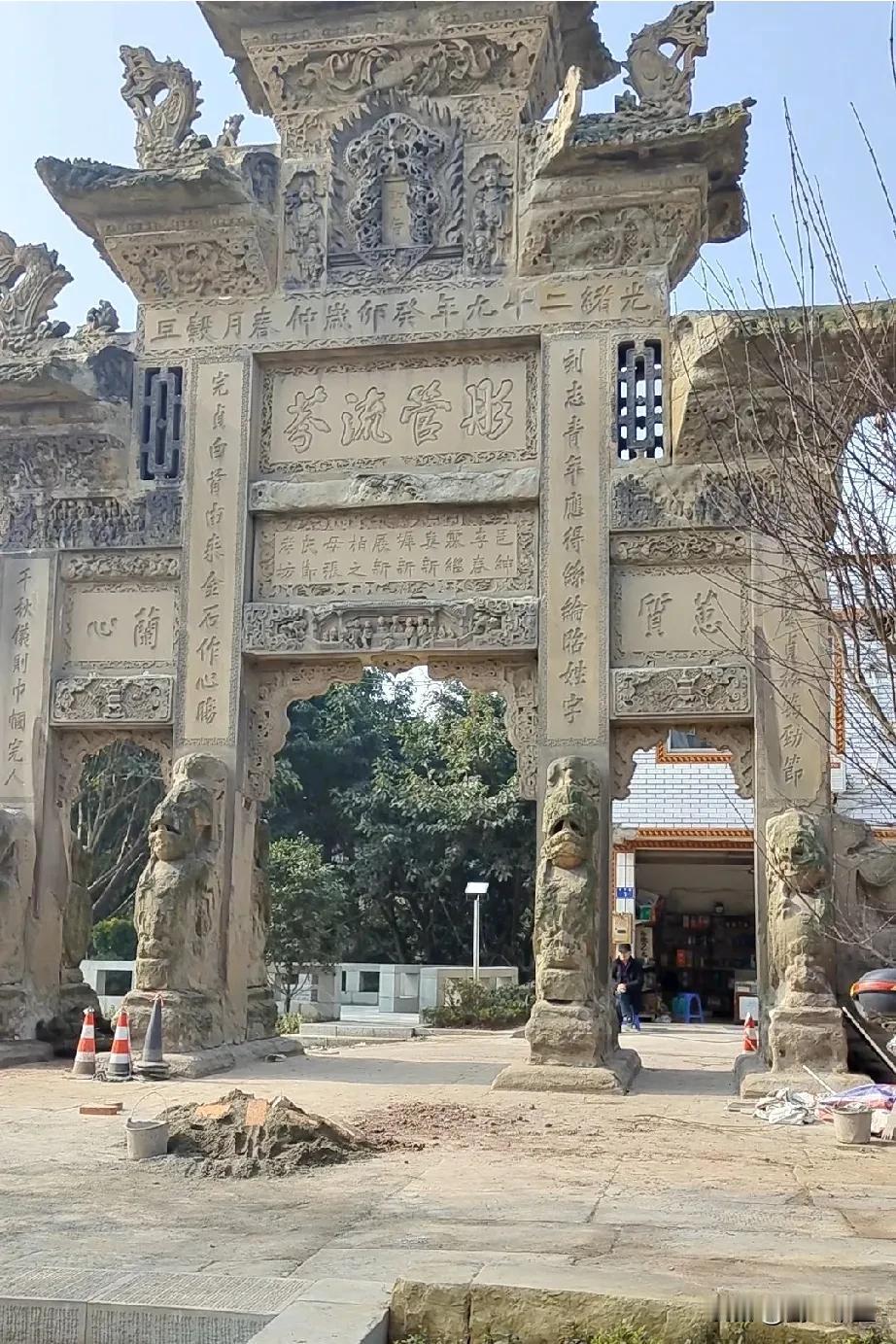 [捂脸]今天有人专门来看，问附近的店主，说牌坊坝在哪里？，店主说，就是这呀！
人