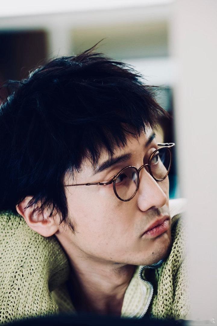 郭晓东每日一哥王传君王传君一张照片就是一个故事披哥站哥郭晓东上新！每日一哥拍到王