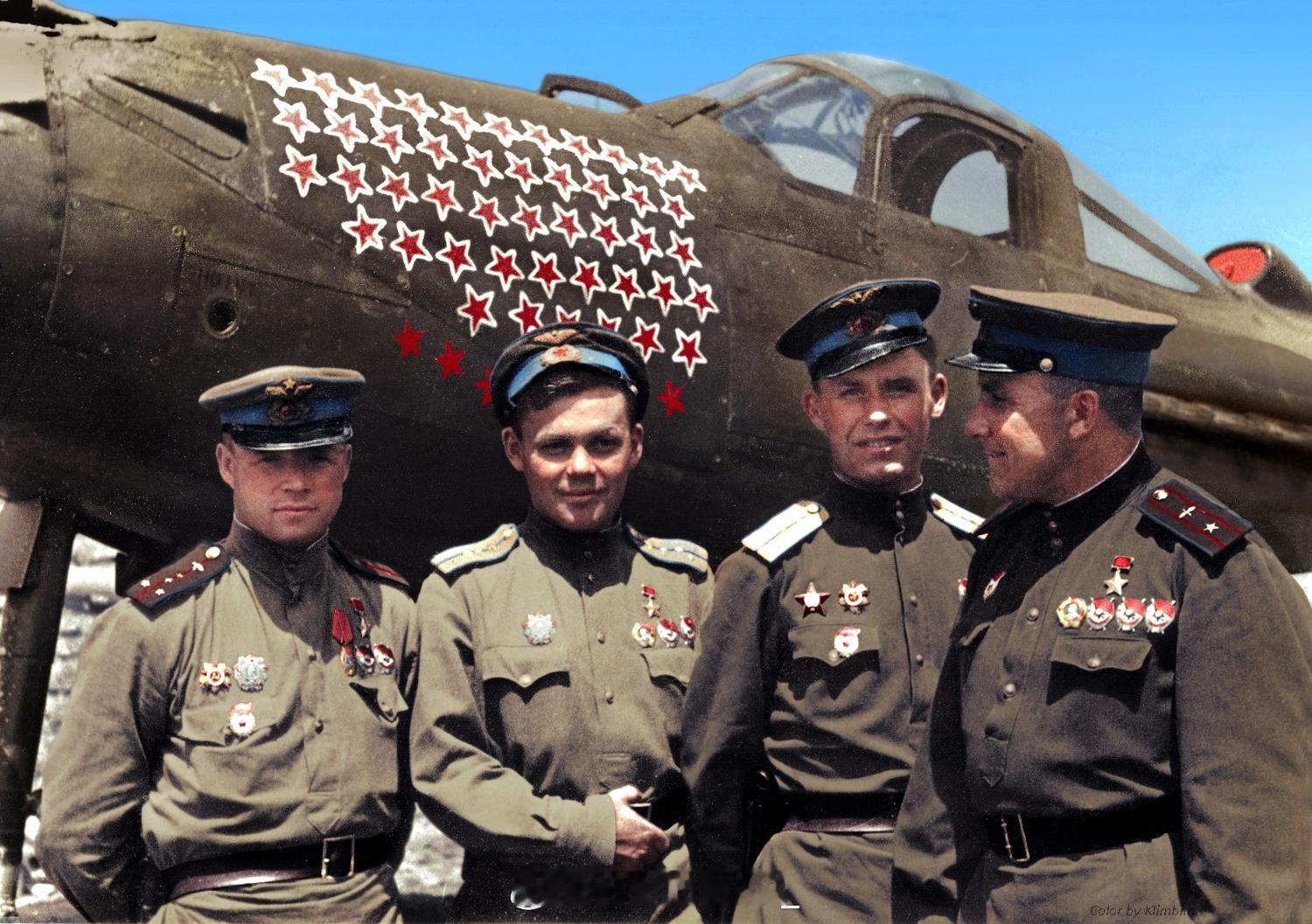 1944苏联第九近卫空军的王牌飞行员列奇卡洛夫(左2)与战友在自己的美制P-39