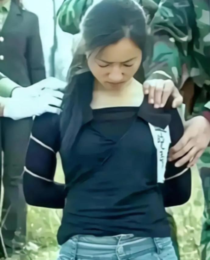 1994年，26岁的牛晓秀被押往刑场，在行刑前，她忍不住地颤抖，随之裤子被尿液浸