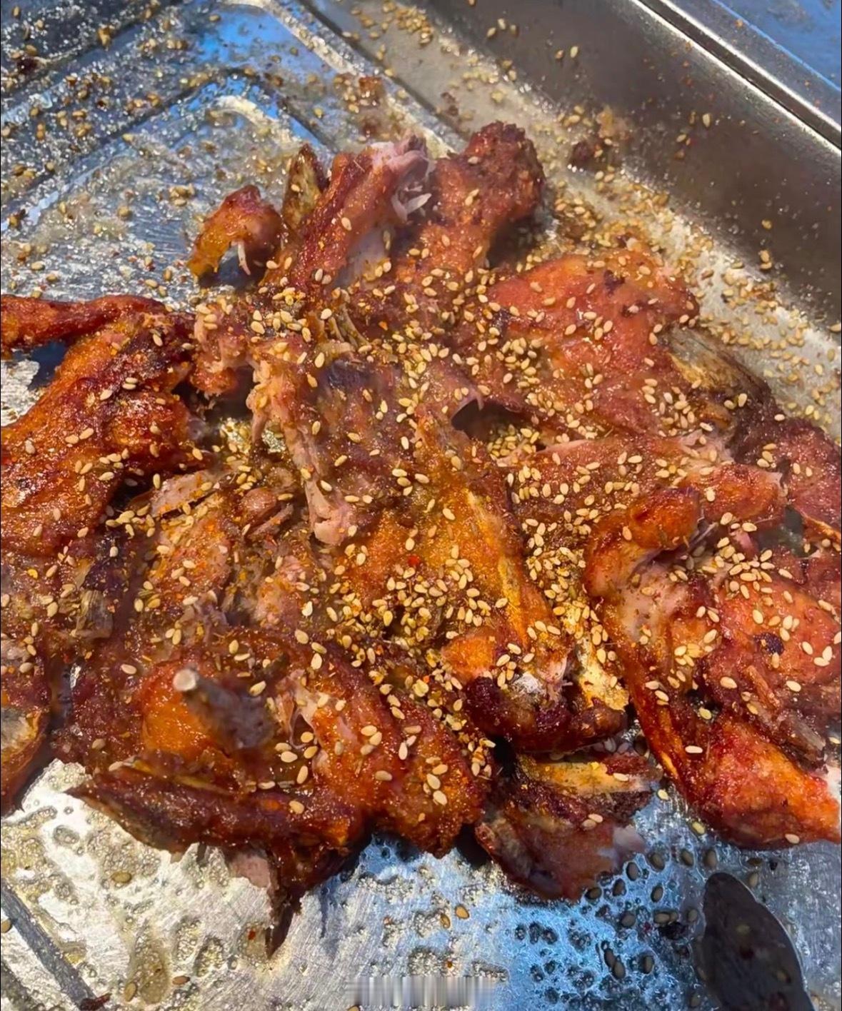 一直不理解鸡架这种食物看似骨肉单薄没多少肉食，却是烟火街巷的人气美味。细细撕扯肌