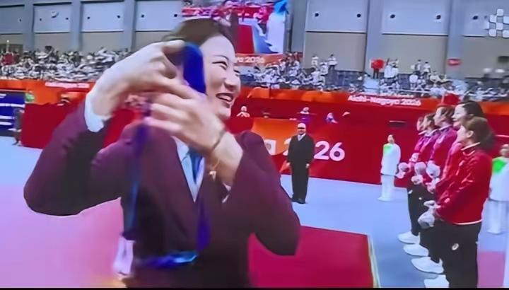 春风对鲜花的微笑
永远那么美
永远那么好
永远让人觉得
你的绽放
就是我们的骄傲