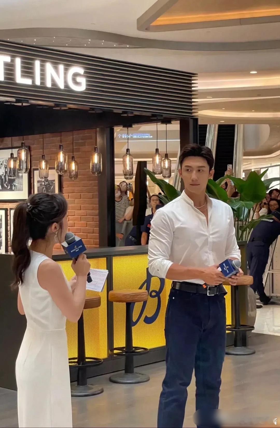 网友拍到黄景瑜参加活动状态，这胸肌[憧憬] ​​​