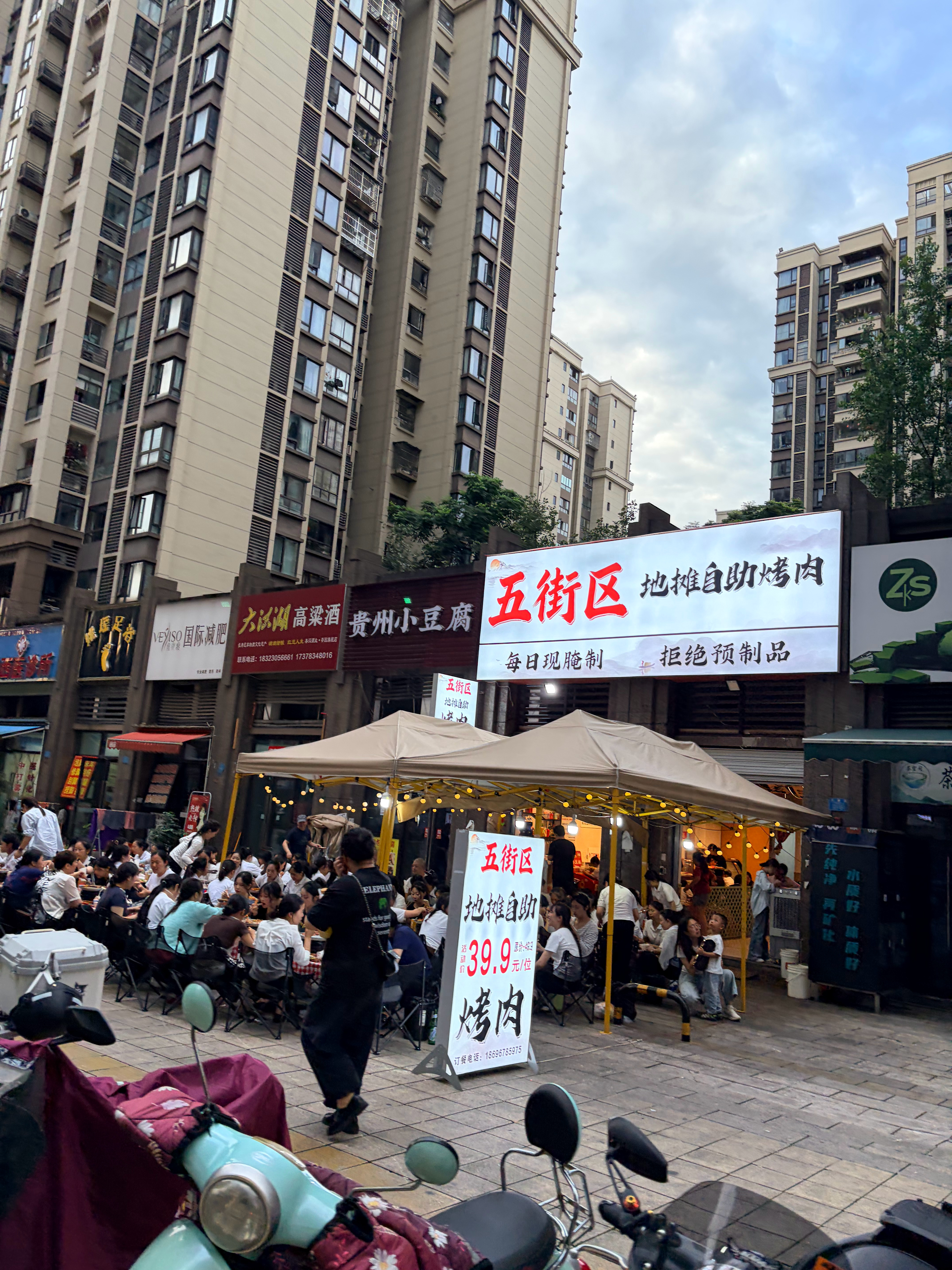 重庆现在的物价，尤其是餐饮真的低，我们家楼下只要还在开的店，什么火锅串串烤肉的，