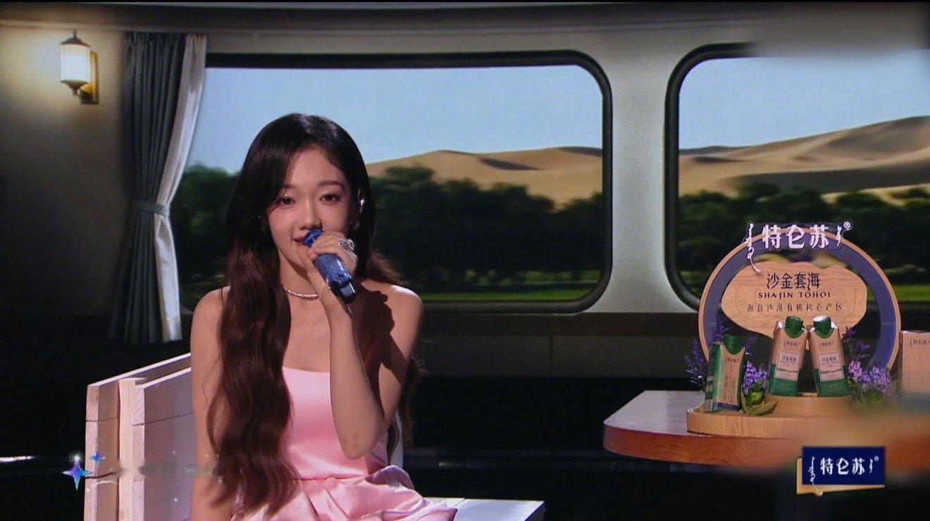 跨年夜的治愈瞬间，由特仑苏与《更好的自己》共同打造！三台同步开唱，用温柔旋律告别