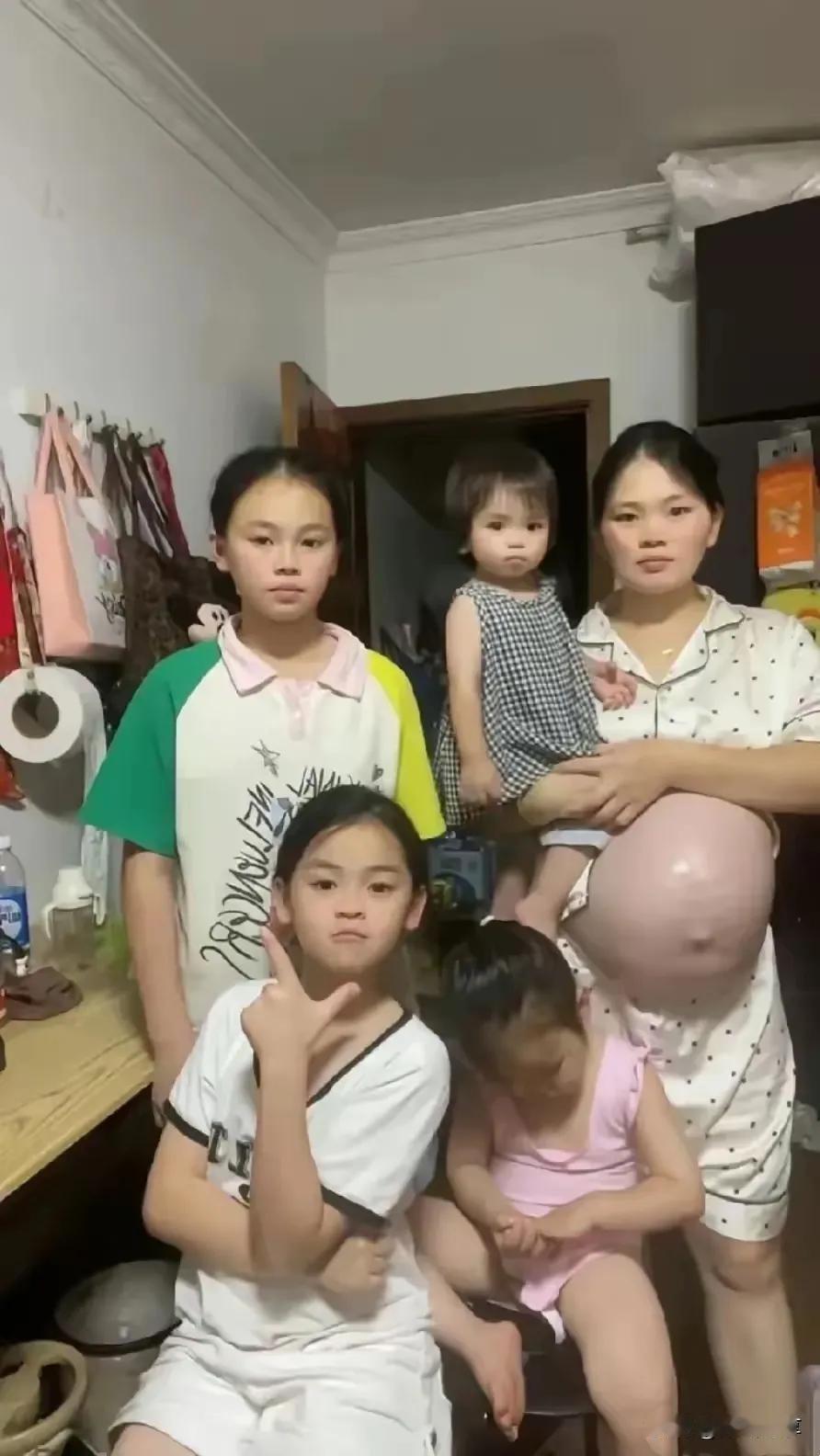 这样生孩子不应该支持一下吗，这是英雄的母亲呀，如果大家都这样生三四个闺女一个儿子
