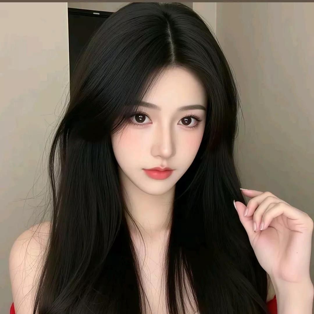 柔美长发，精致妆容，完美肌肤，宛如仙子降临。温柔气质少女风 温婉长发少女 梦幻少