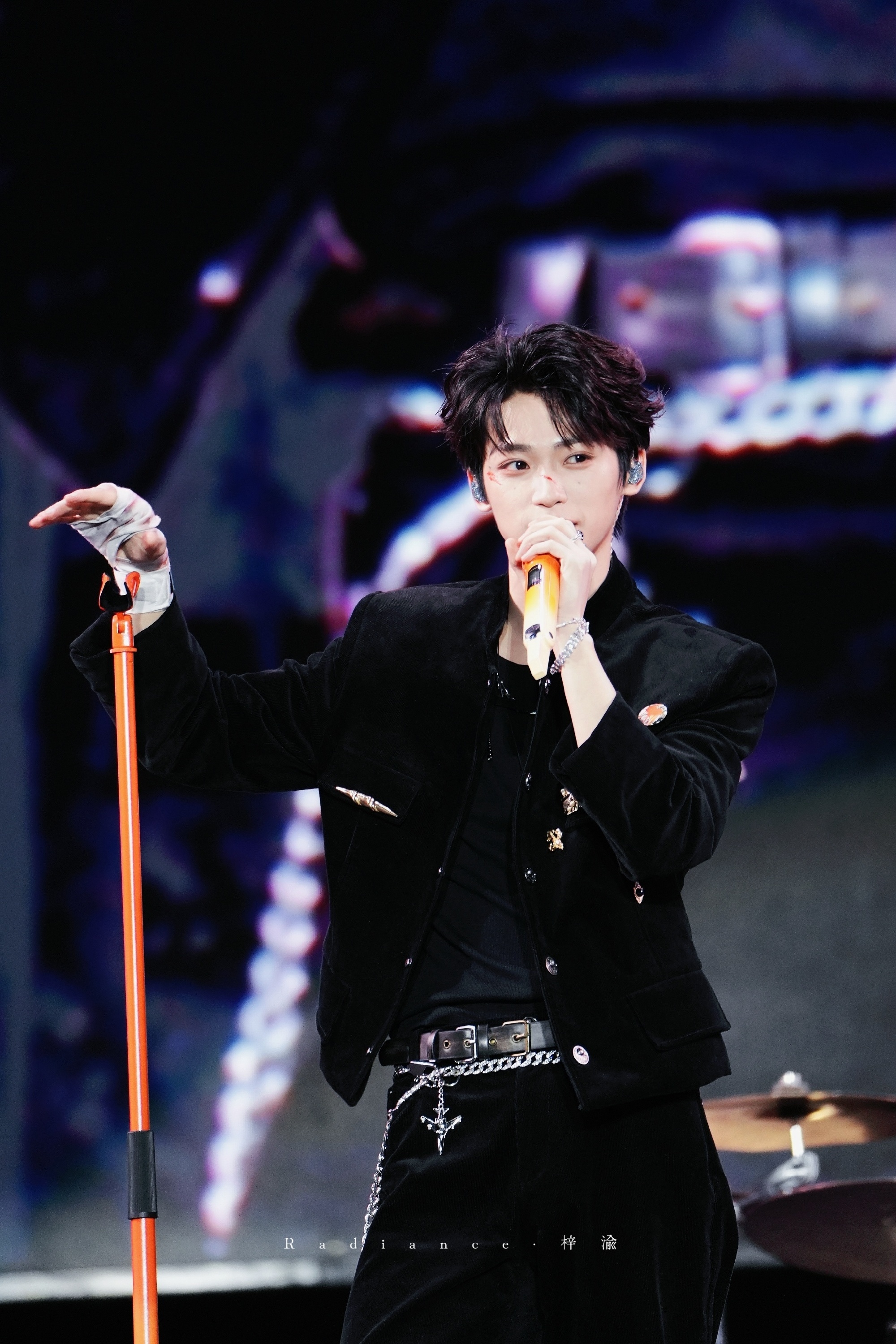 🔮  “想把天上的星星摘给你，却发现它们早就在你的眼睛里。 ”