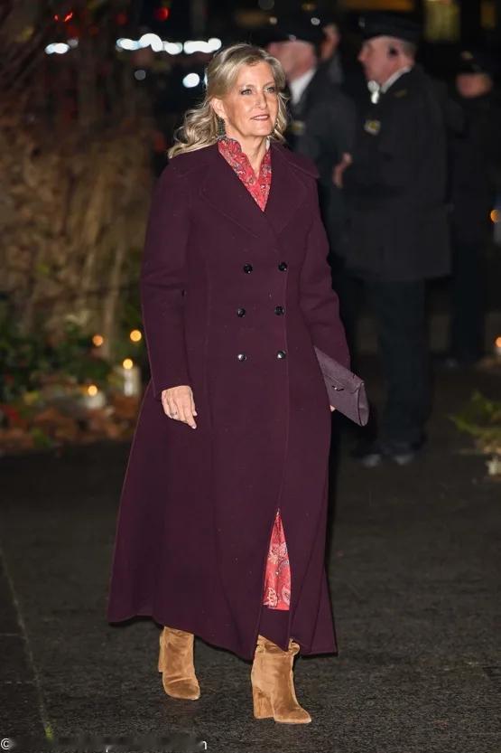 12月5日，爱丁堡公爵夫人苏菲、格洛斯特公爵夫妇、肯特迈克尔王子及儿子儿媳一家、