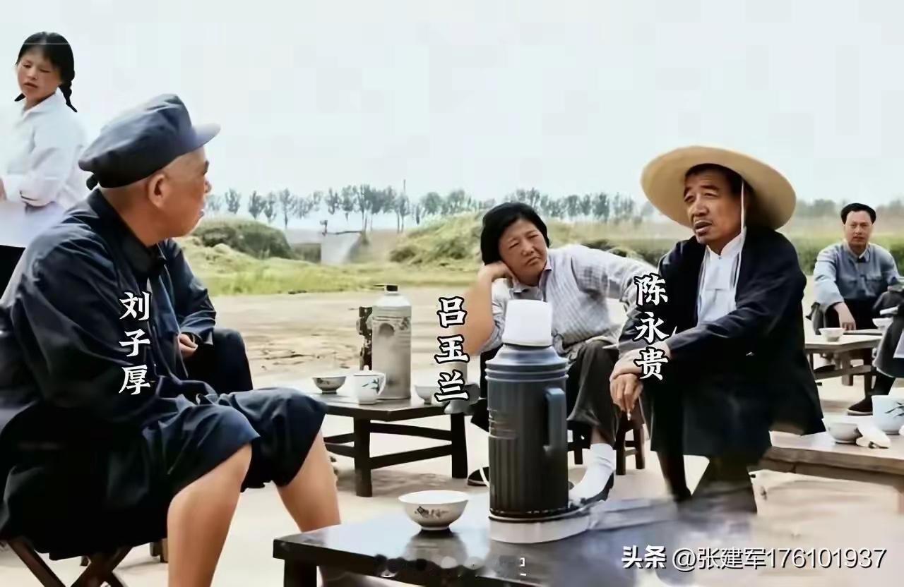 这就是新中国三十年的高级干部形象。
请问：古今中外，哪个国家的高官会面朝黄土背朝