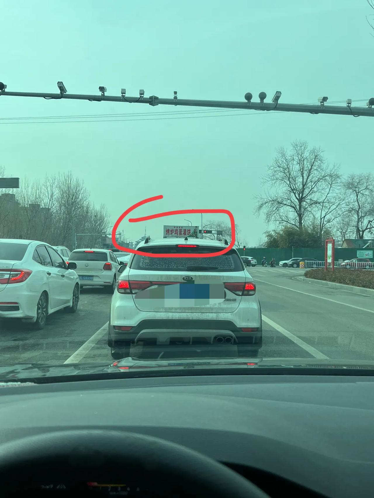 小县城突然多了三分之一的车辆，从楼下拐出去就开始堵车，尤其是看到前方这样的车辆就