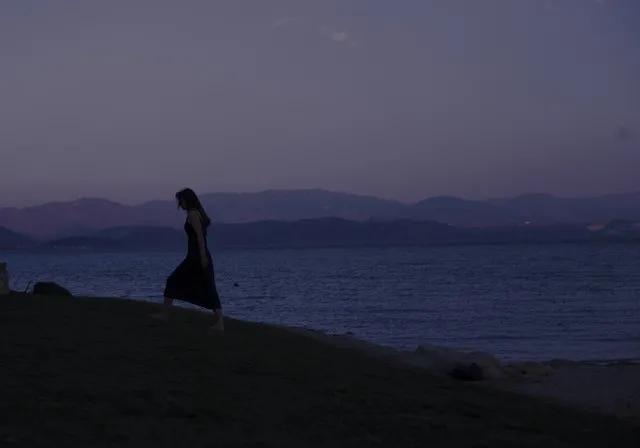 海港的夜，
晚风轻轻地吹。
不知今夜的你，
是否到海港游一游？