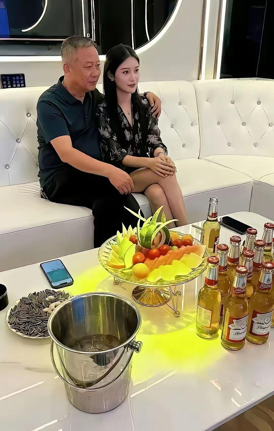 有钱的老男人真会玩，漂亮的女孩一定喜欢老男人而不是钱。