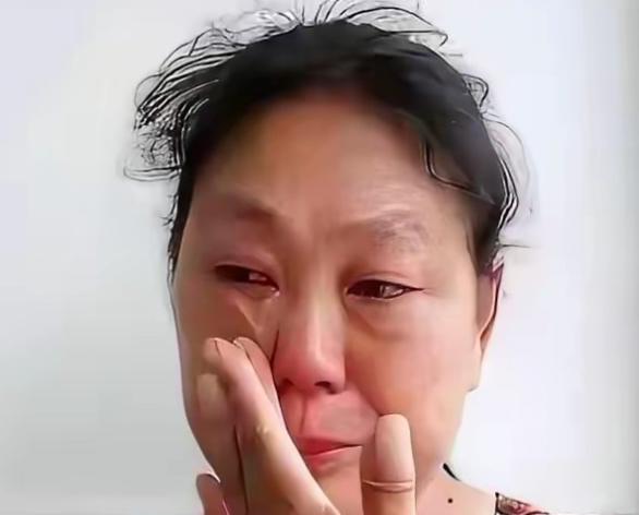 上海这位阿姨估计做梦都没想到，自己一张嘴，直接就把儿子的“金饭碗”给砸了个稀碎。