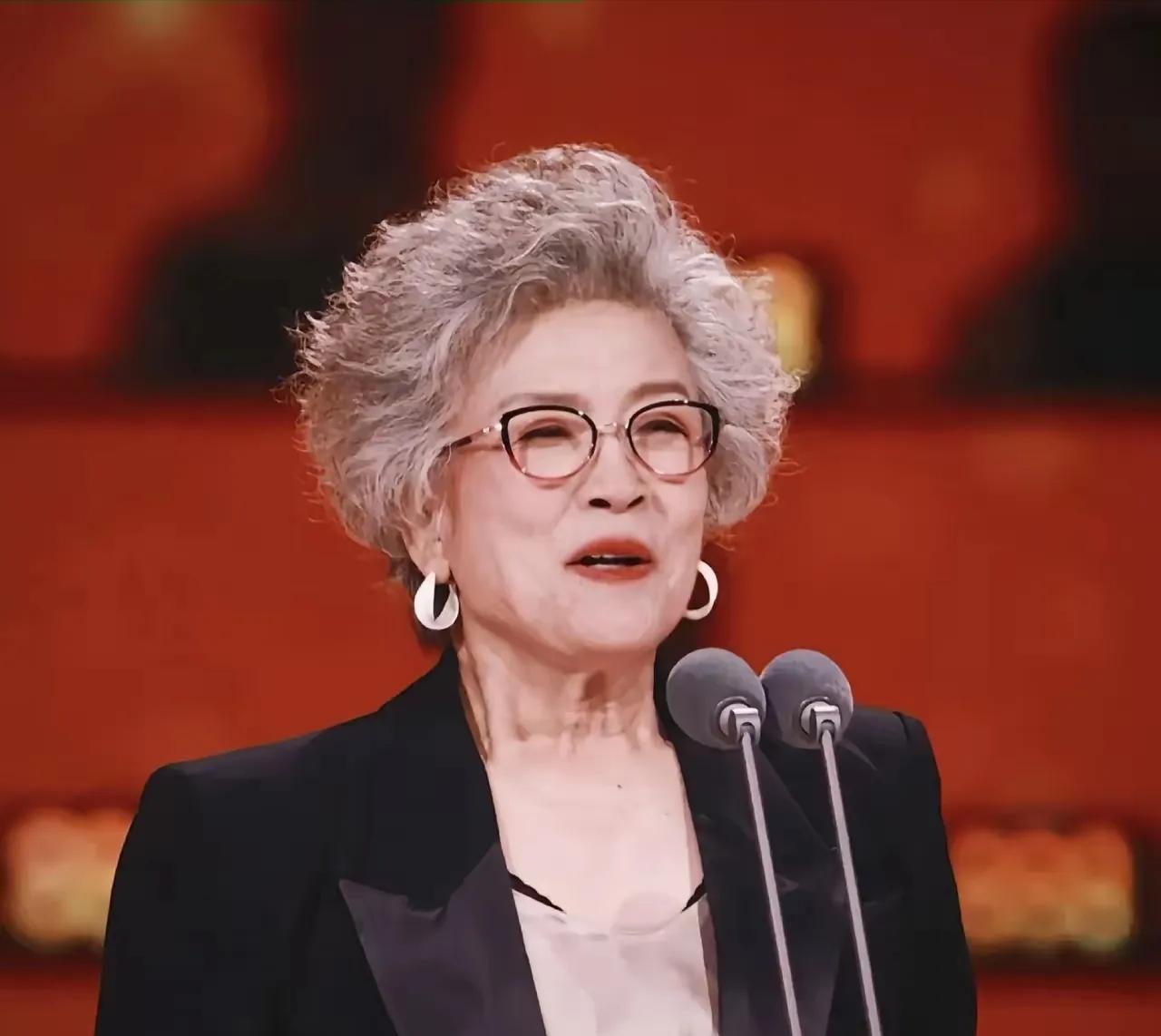 宋春丽真是越老越有魅力，75 岁还时髦得很！很多人对她的印象还停留在经典角色上，