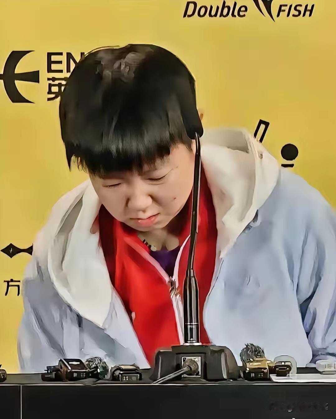 听说莎莎比赛前一天还去了急诊
第二天如约站在赛场上比赛，没人知道她刚退烧
队医知