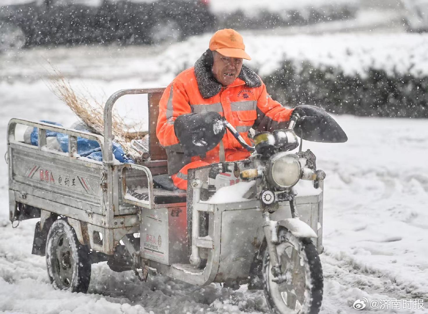 【#一抹橙色暴雪中逆风出动#[心]】#济南环卫工冒雪清理积雪# 3月2日， 济南