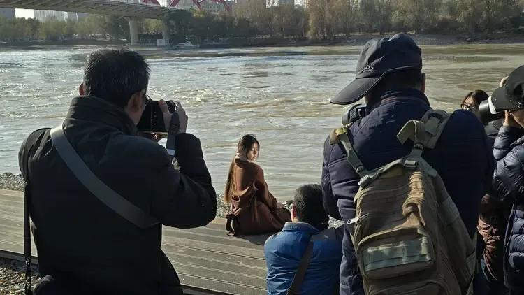 昨天下午，天朗气清，斜阳垂影。在兰州滩尖子原生态湿地公园里，兰州联盛畅想摄影俱乐