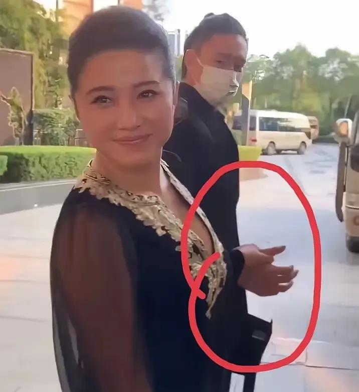 看完颜丙燕的姐弟恋，
家里有孩子的，有没有开始焦虑的？
万一儿子以后往家里领回来