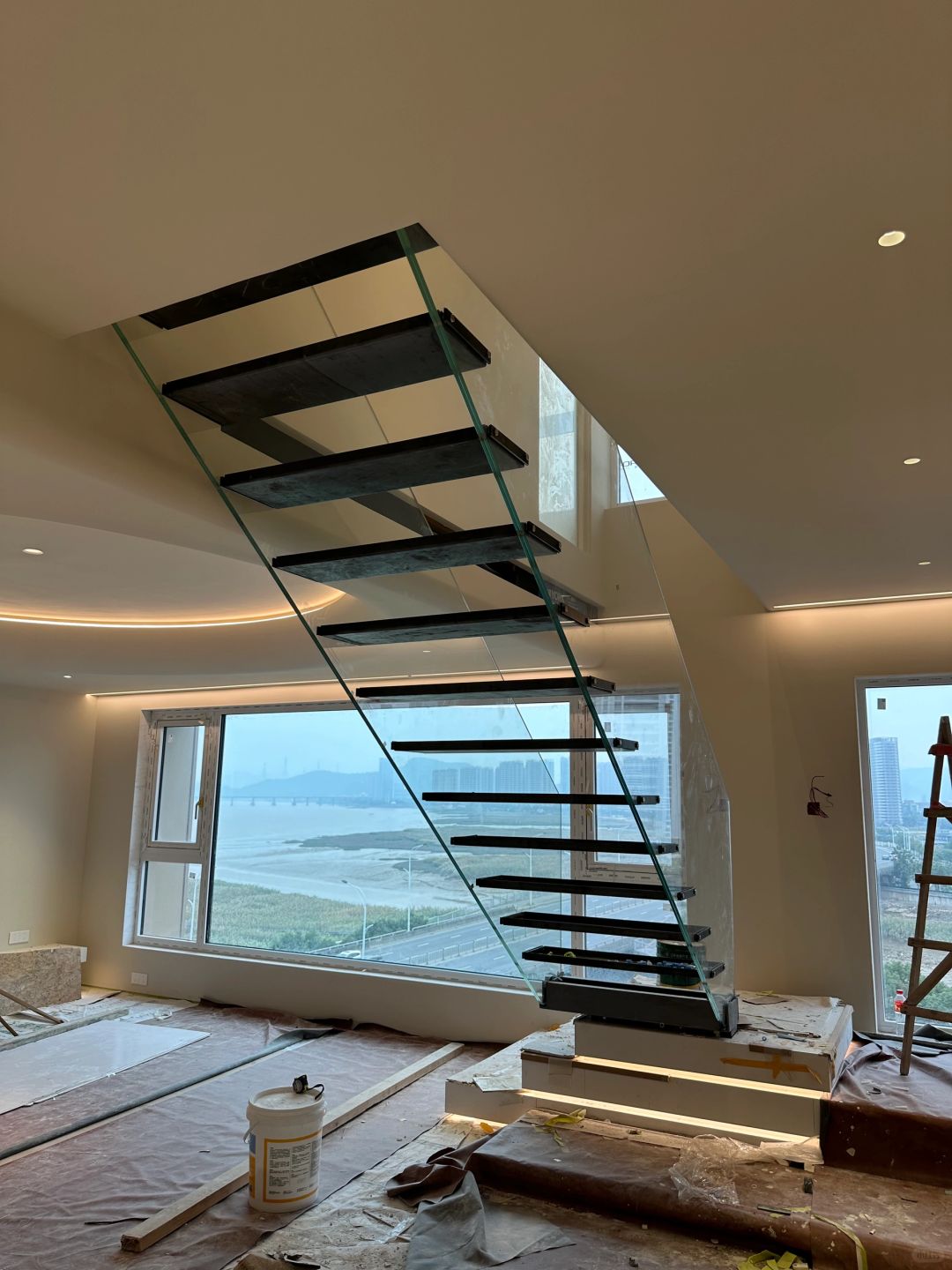 都说纯玻璃楼梯动则几十万，我来自制一个