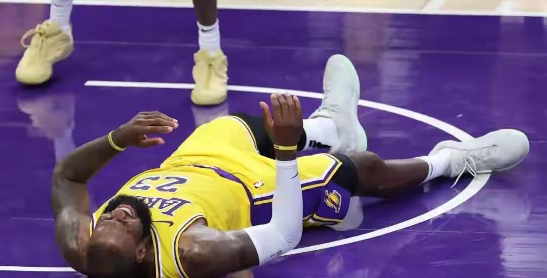 湖人对雷霆
一看阵容好家伙
首发五虎伤了四个
唯一上场的还是个顿宝
斯玛特不打 