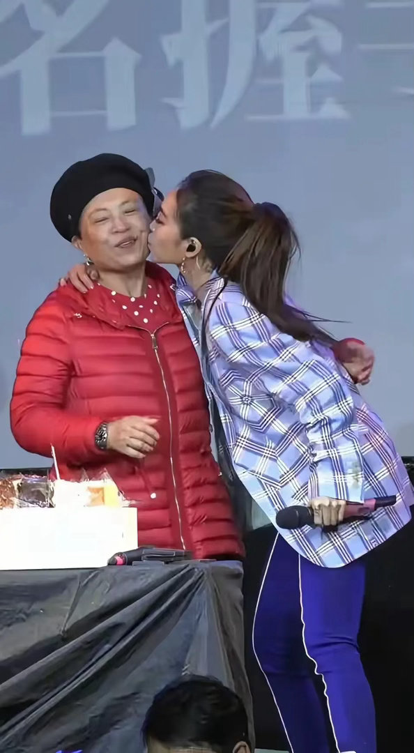 看一眼蔡依林的妈妈，就知蔡依林没调整前长什么样了，母女俩真是一模一样，还有这个穿